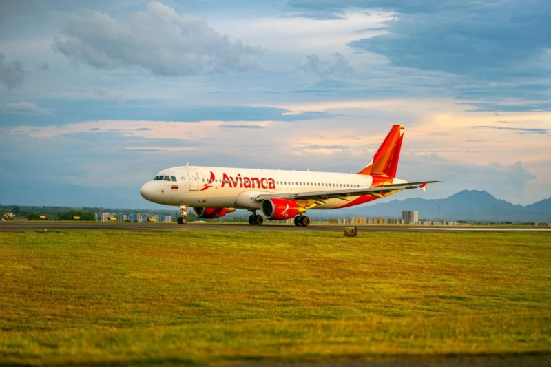 How do I speak to a representative at Avianca?