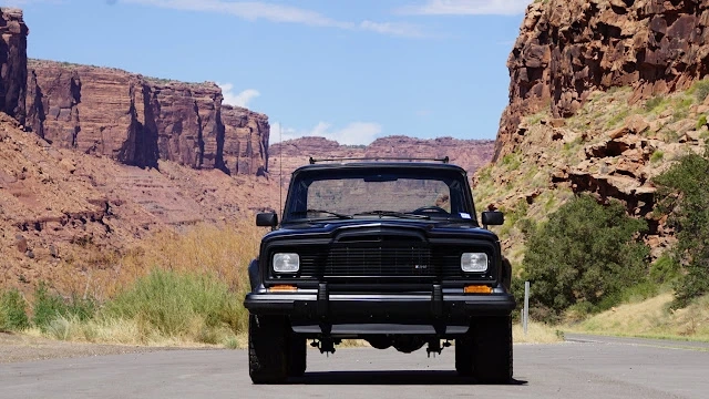 Jeep Grand Wagoneer 1990: Reminder Of an Era That Refused to Rush