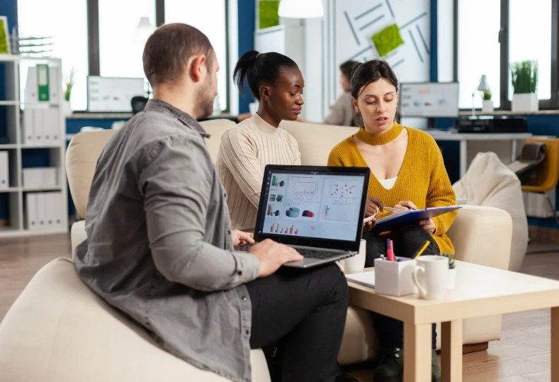 Data‑driven customer service training programs: Measuring ROI, feedback loops, performance analytics