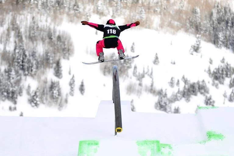 Soterrado e quase morto em avalanche, americano volta ao snowboard