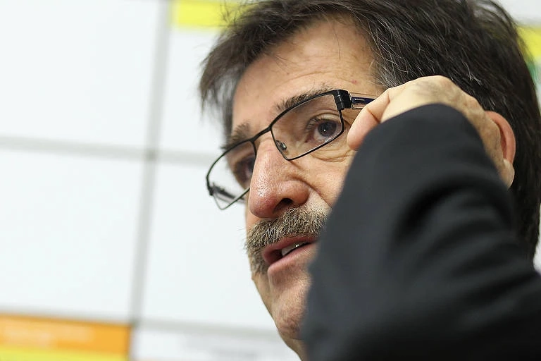 A favor da volta do futebol, René Simões diz que amigos bateram em mulheres