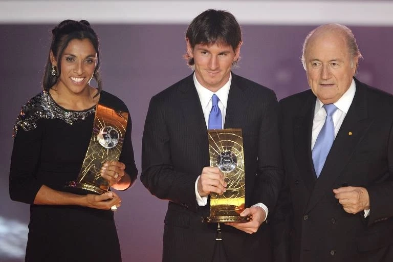 Com cavadinha, Lionel Messi chega aos 700 gols na carreira