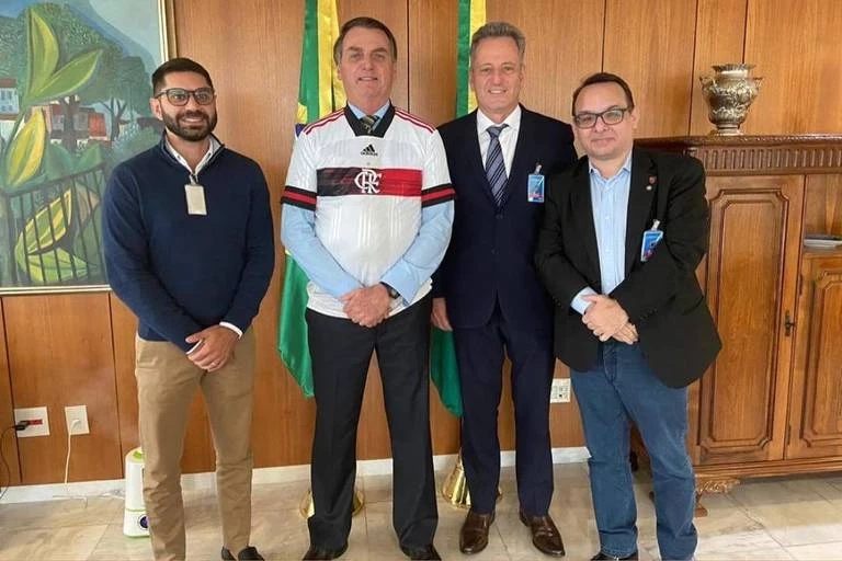 Futebol acima de tudo é novo lema do Brasil, o 'país do coronavírus'
