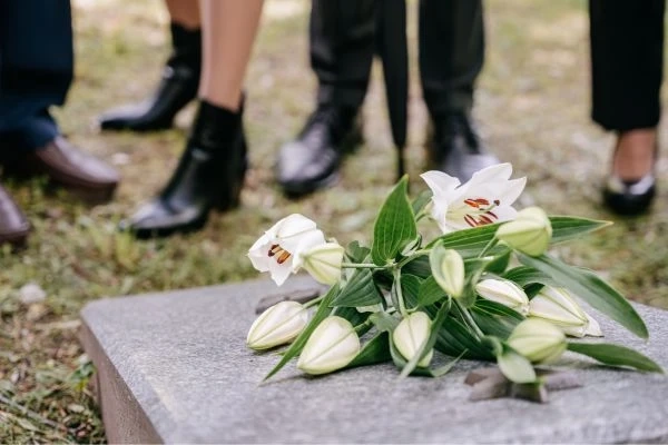How Graveside Service Arrangements Make Funerals Hassle-Free & Smooth?