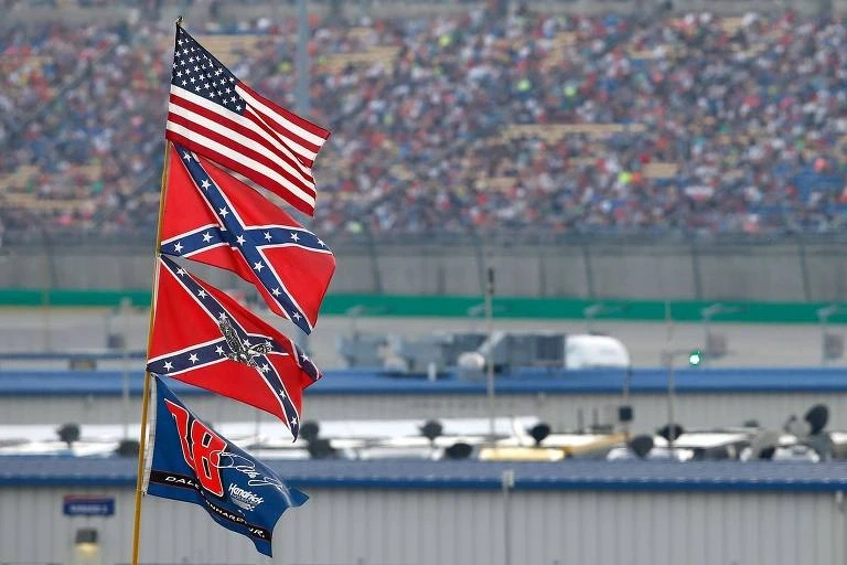 Nascar proíbe em suas provas bandeira identificada com racismo