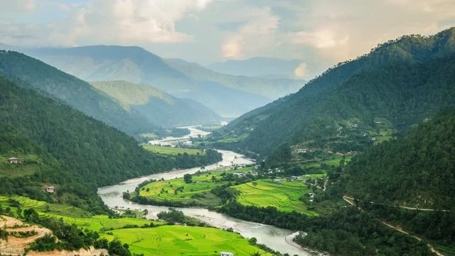 HOW TO REACH BHUTAN FROM MUMBAI BY FLIGHT ?