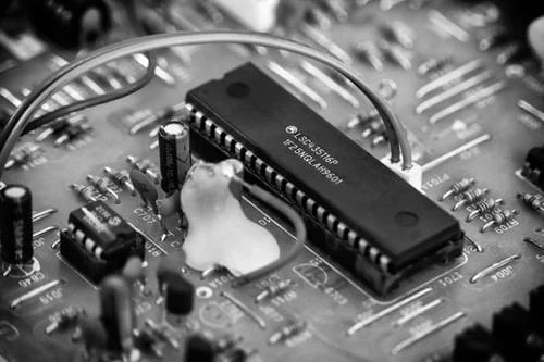 Detection methods of fixed capacitors and variable capacitors