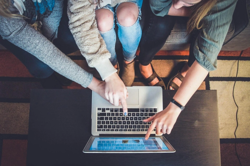 How to promote your POD products with influencers?