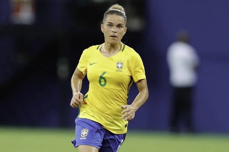 Jogadoras de futebol que são mães sofrem cobrança dupla