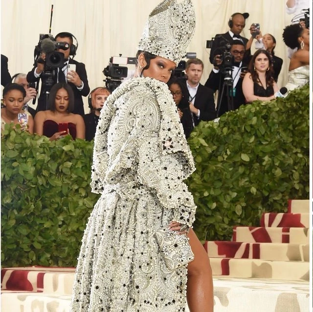 7 OUTRAGEOUS IDEAS FOR FASHION
