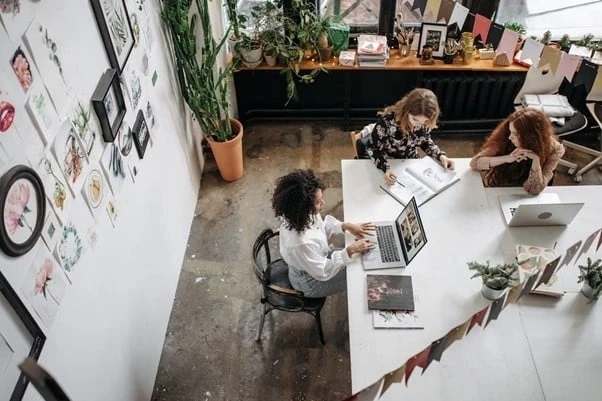 The role of coworking in promoting mental health and well-being in the workplace