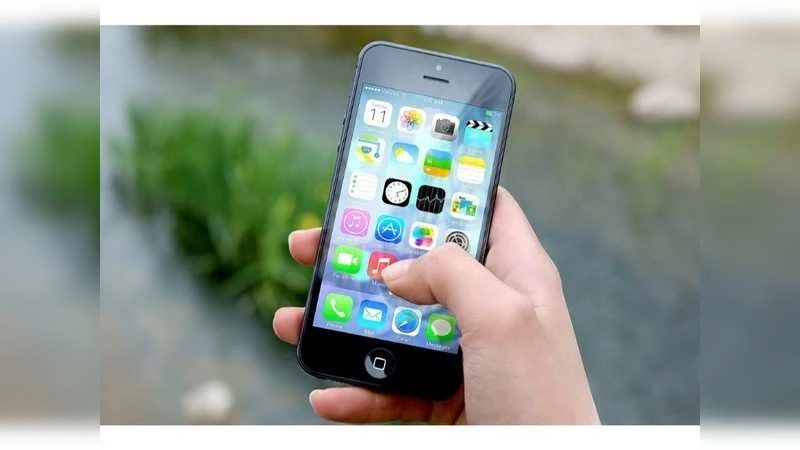 5 Harmful Things that We Should Stop Doing with Our Smartphones and Laptops