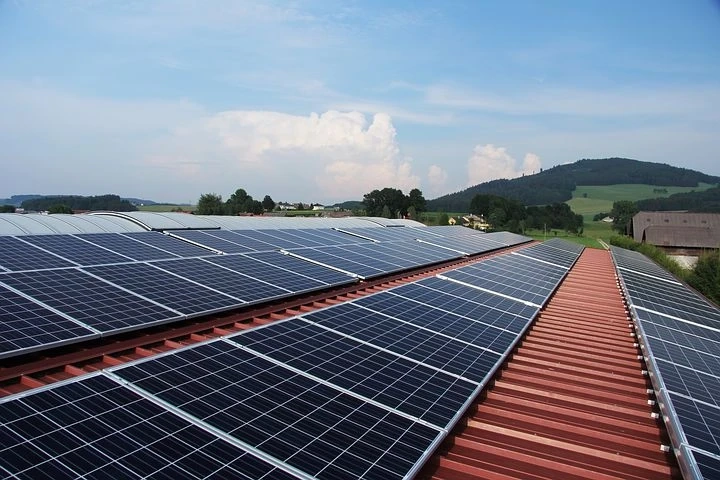 WHERE DOES THE ENERGY GO (BATTERY OR GRID)