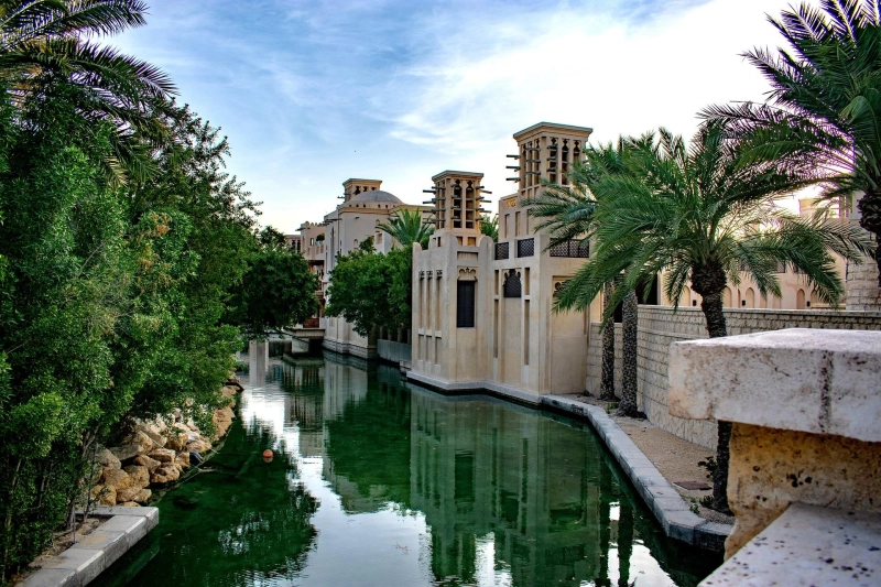 What are the benefits of starting a hotel business in Dubai?