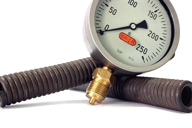 How Do Temperature Changes Impact a Bourdon Tube Pressure Gauge?
