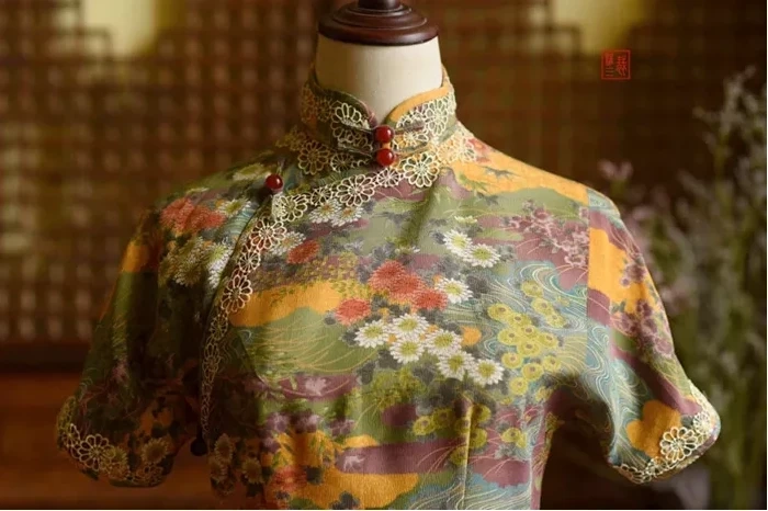 What Jewelry Goes Well with a Cheongsam?