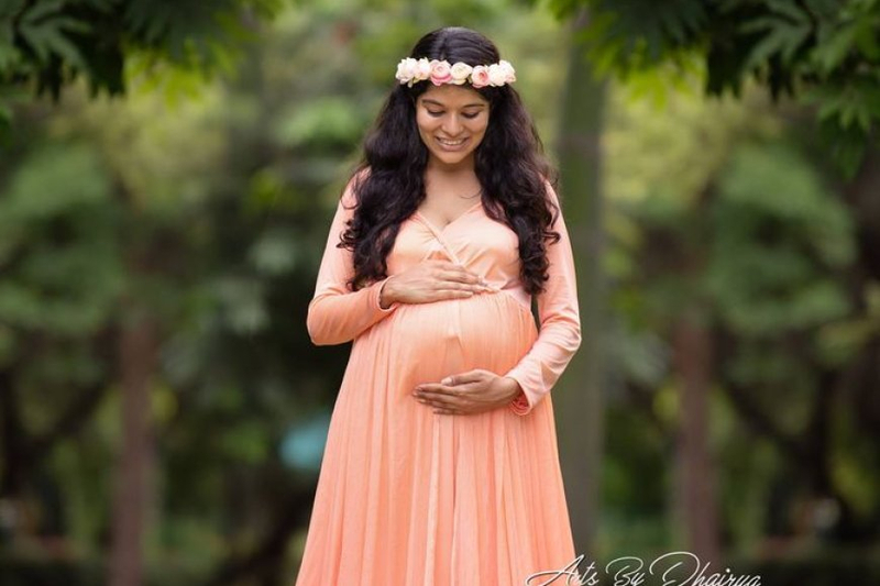How can expecting mothers prepare for a maternity photoshoot in Chennai?