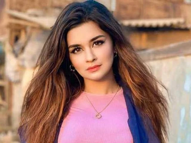 Avneet Kaur Biography, Age, Height, Family, Birthday, Boyfriend, Net Worth & More
