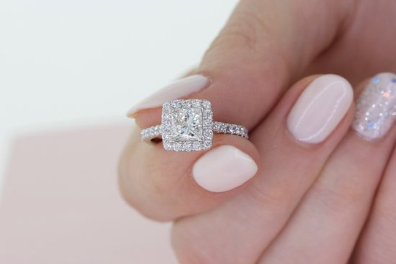 Sparkle Forever: Exploring Eternity Rings in Dubai's Online Diamond Jewelry Market