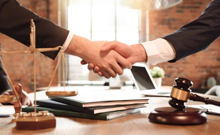 Top 7 Qualities That Define a Leading Corporate Lawyer Firm