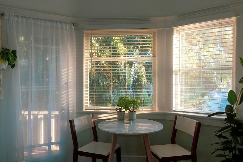 Minimalist Living: Simplifying with Roller Curtain Blinds
