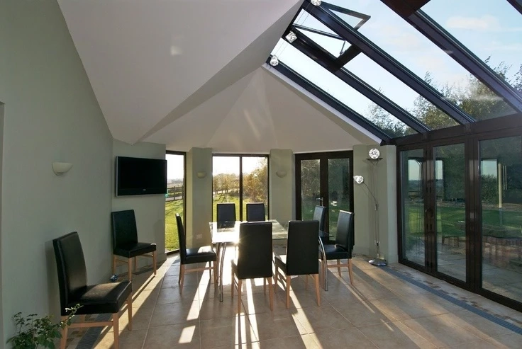 How Modern Glass Extensions Blend Indoor and Outdoor Living