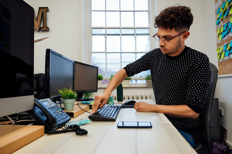 How to Choose the Right Office Workstation Table
