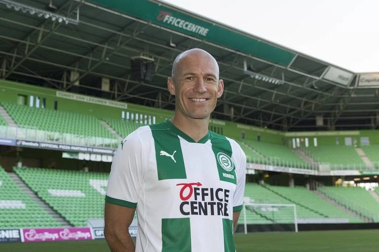 Um ano após se aposentar, Robben anuncia retorno ao futebol
