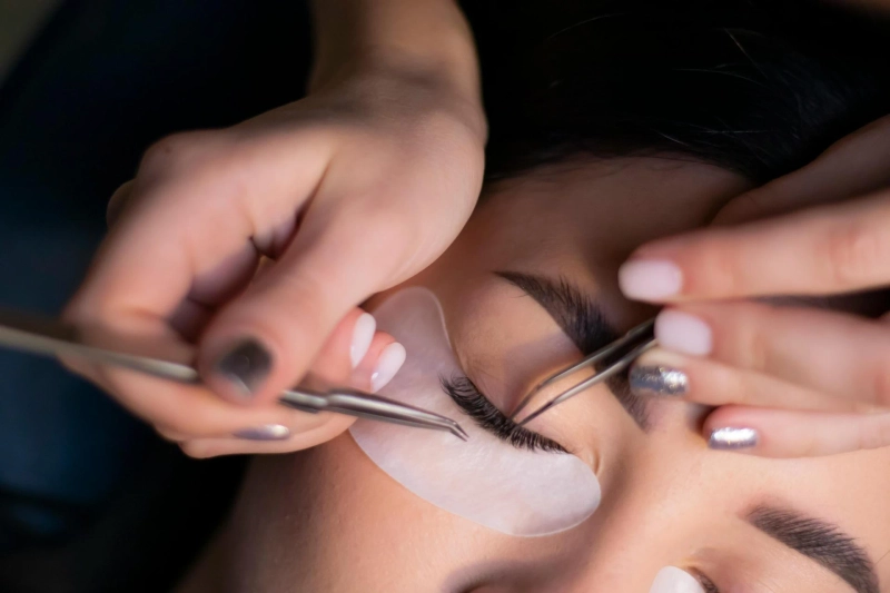 How to Choose the Right Eyelash Extension Specialist for Your Needs?