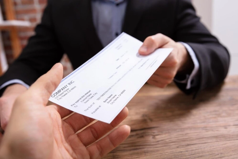 How Expert Cheque Bounce Lawyers Defend Your Business Interests