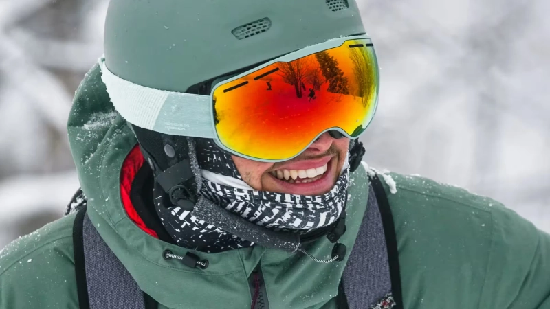 Snow Goggles That Deliver Clear Vision and All-Day Comfort on the Slopes.