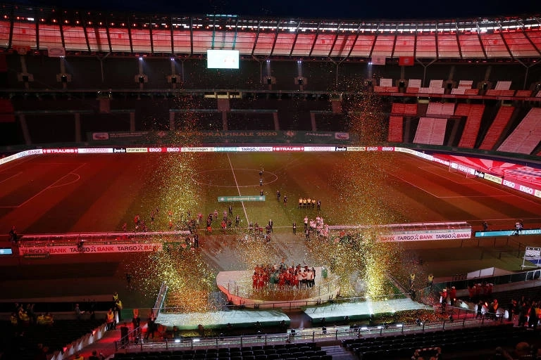 Elite do futebol europeu testa e avalia volta do público aos estádios