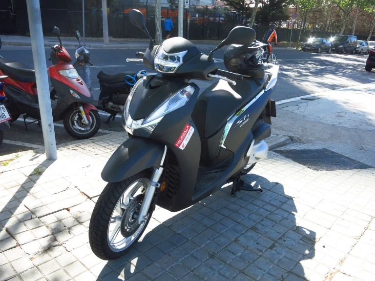 Review - Honda Scoopy SH300