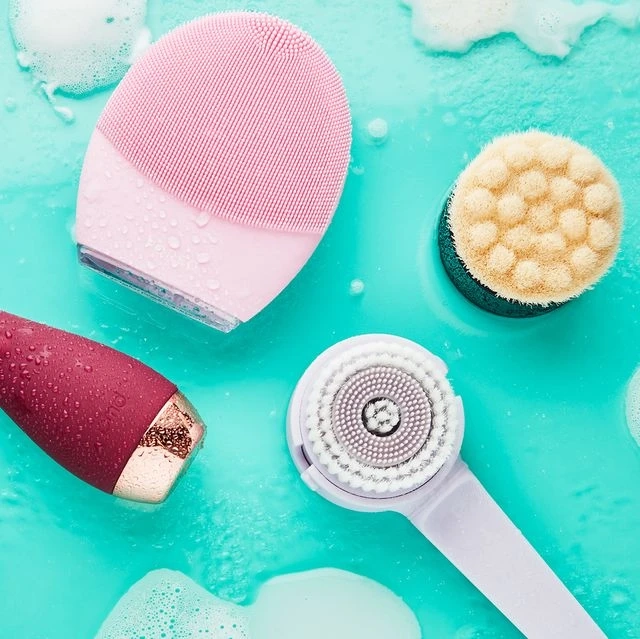 Facial Cleansing Brushes: The Pros and Cons!