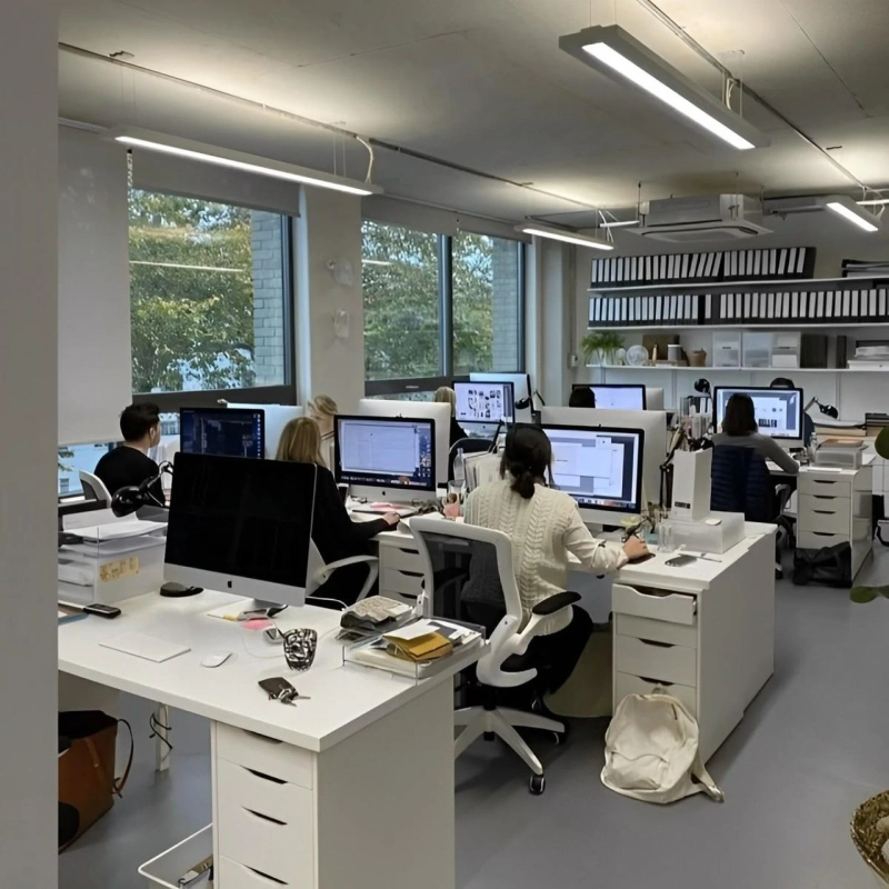 Furnitur Kayu vs. Metal: Mana yang Lebih Estetik untuk Kantor?