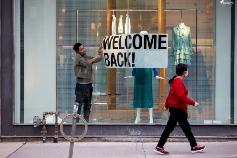 Wary Canadians start spending as COVID-19 restrictions ease, boosting economy