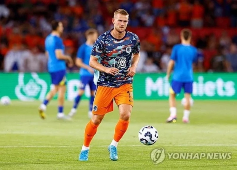 맨체스터 유나이티드의 비판을 받고 있는 드 리트는 벤치에서 떨어질 위험에 처해 있습니다