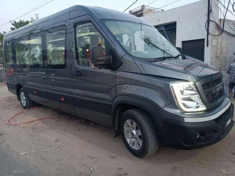 Chandigarh to Manali Taxi Service in Force Urbania Tempo Traveller