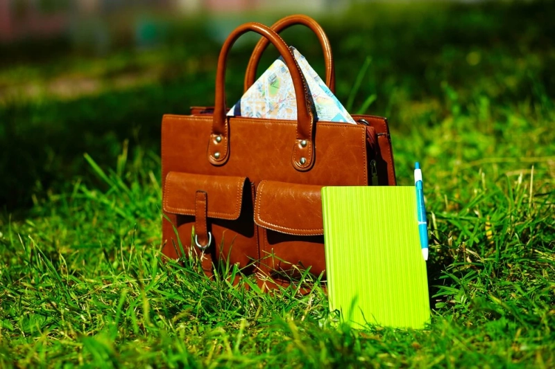 Top Minimalist Laptop Bags for Women That Blend Style and Function