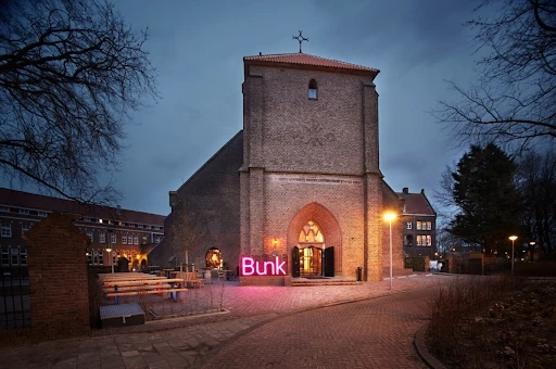 Van Kerk tot Culturele Hub: Binnen bij Bunk Amsterdam