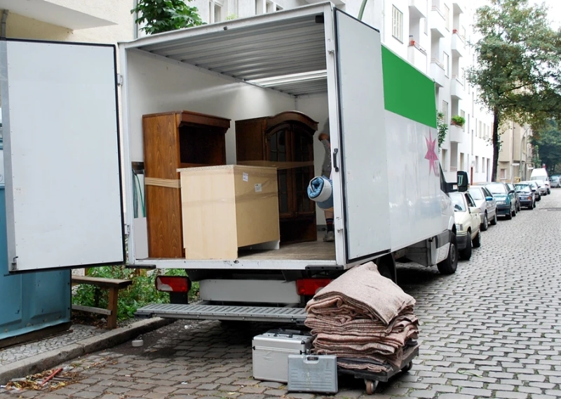 Why should you choose experts for Man and van London service?