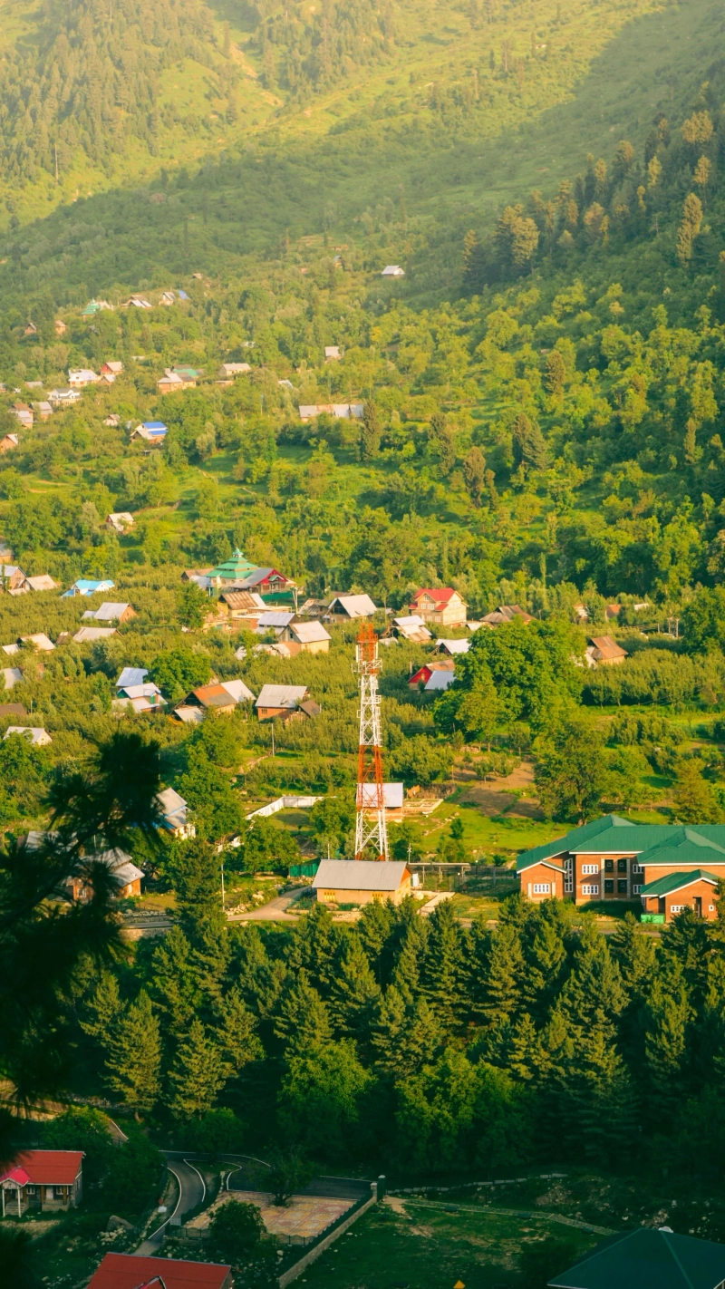 Discover Murree’s Heart: Mall Road Living, Dining & Comfortable Stays