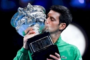 Djokovic conquista Australian Open pela 8ª vez e chega a 17 Slams