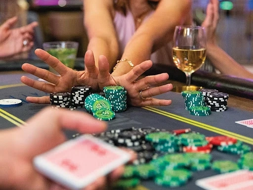 Guide to online baccarat game: Game play and useful tips for beginners