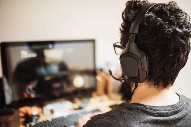Gaming Headsets vs Regular Headsets: Choosing the Right Audio Companion