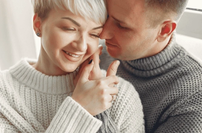 What Signs Show Men at Erotic Chat Lines are in Love?