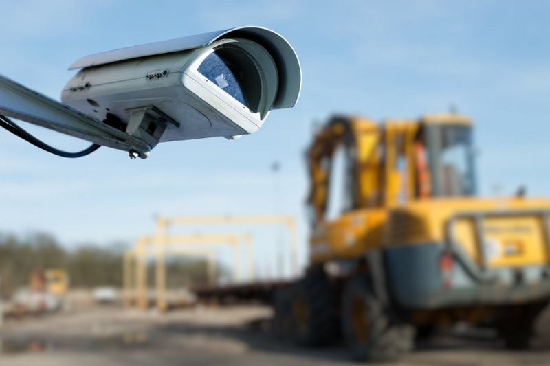 Understanding the Distinctions: Security Guards vs. Loss Prevention Officers in Retail