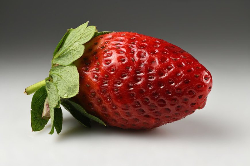 What are the medical advantages of eating strawberries?