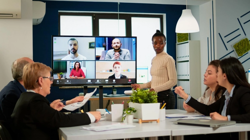4 Tips for Choosing the Right Speakerphone for Hybrid Meeting