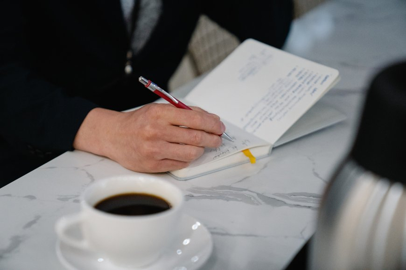 8 Essential Tips to Increase Critical Thinking in Assignment Writing